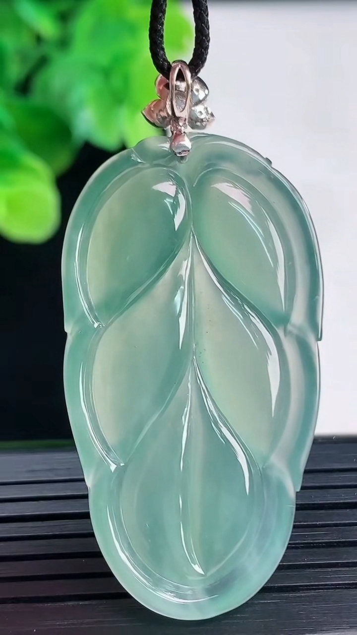 天然A货翡翠金枝玉叶 叶子吊坠尺寸46.8-25.6-4.7重量:12.23g
4月7日