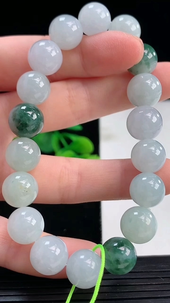 天然A货翡翠飘花圆珠手串尺寸10.6-18颗重量:40.21g4月7日
工厂直销收藏佳品,种好水足，