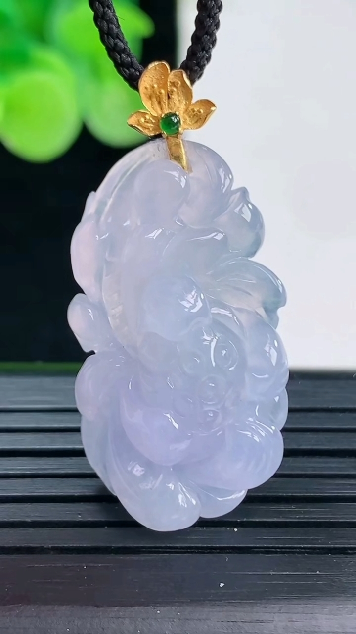 天然A货翡翠18K金紫罗兰和和美美 荷花吊坠尺寸36.8-17.7-7.8重量:5.83g
4月7日