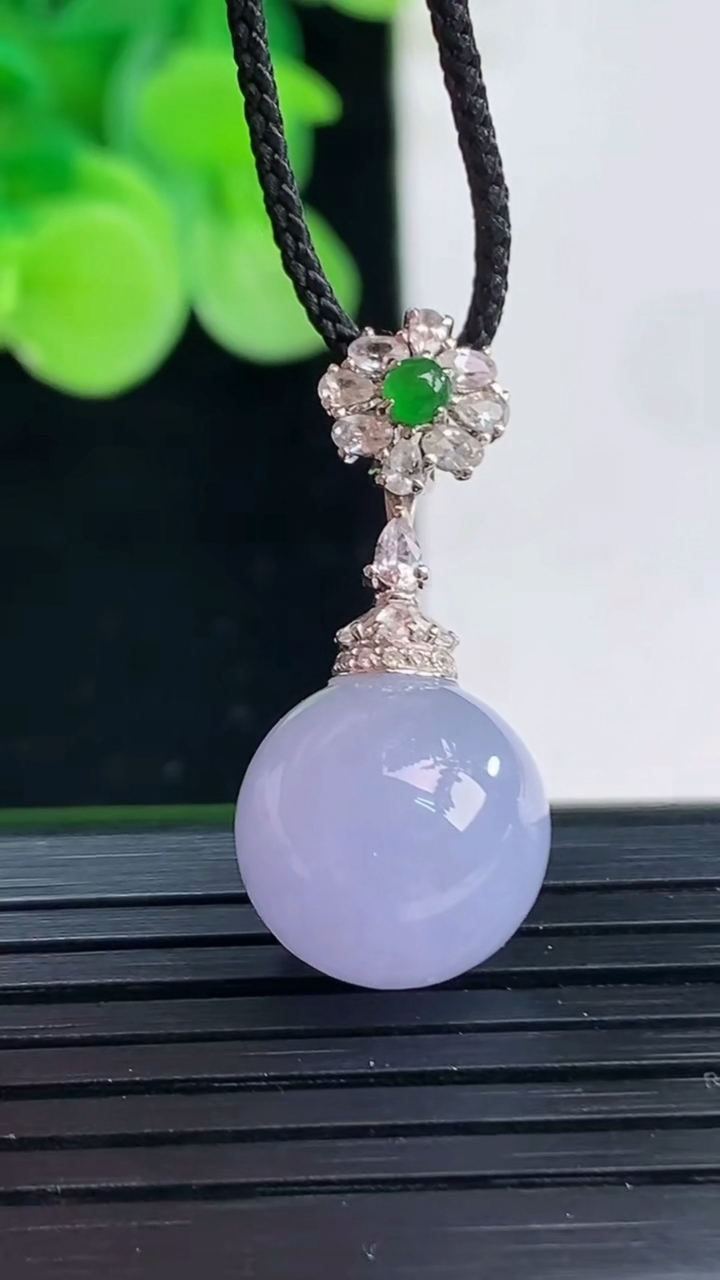 天然A货翡翠18K金紫罗兰圆珠吊坠尺寸27-12.4重量:4.91g
4月7日