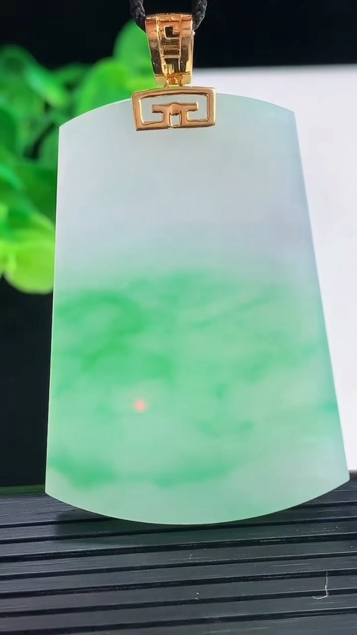 天然A货翡翠无事牌吊坠尺寸50.7-35.2-4.1重量:21.23g
4月7日