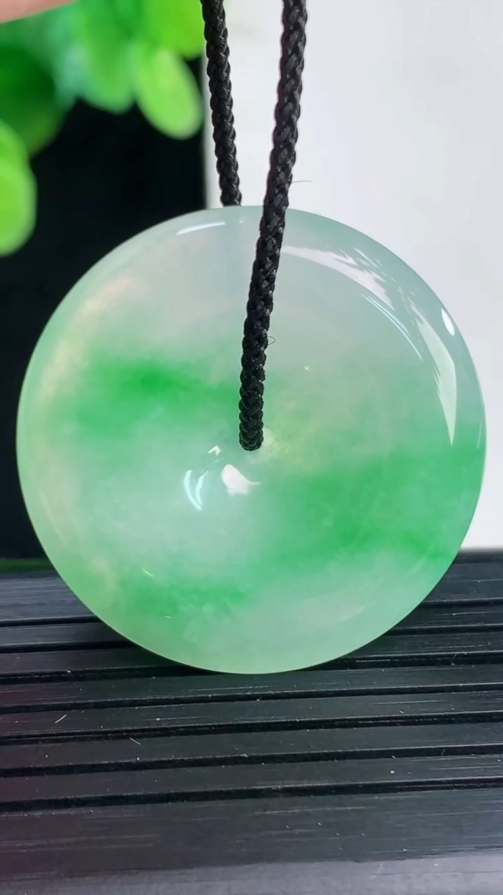 天然A货翡翠平安扣吊坠尺寸31.9-5.4重量:11.41g
4月7日