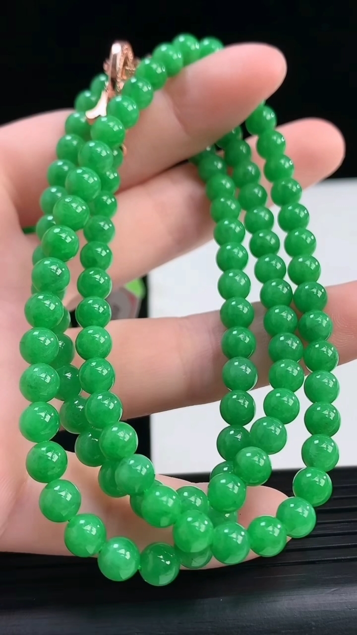 天然A货翡翠圆珠项链尺寸5.3-108颗重量:33.03g
4月7日