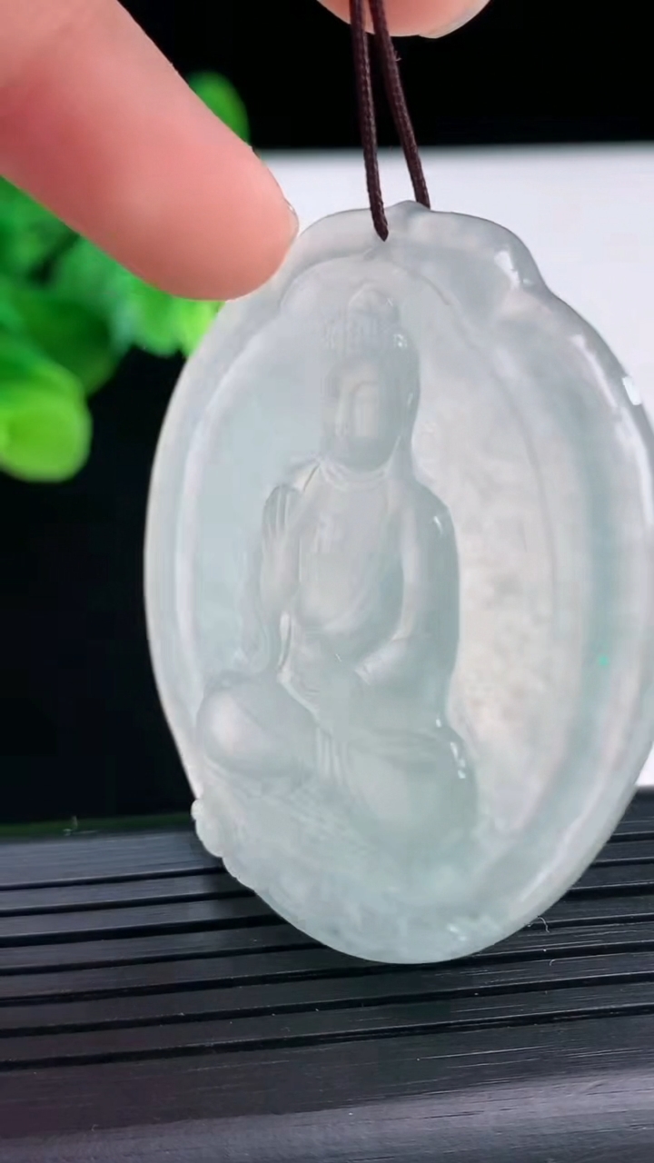 天然A货翡翠种白冰阿弥陀佛吊坠尺寸51.8-46.1-5.1重量:24.43g
4月7日