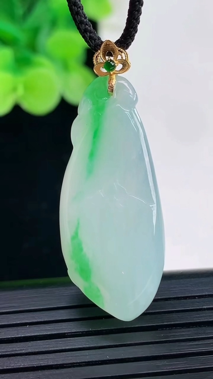 天然A货翡翠福瓜吊坠尺寸41.3-15.9-5.6重量:5.06g
4月7日