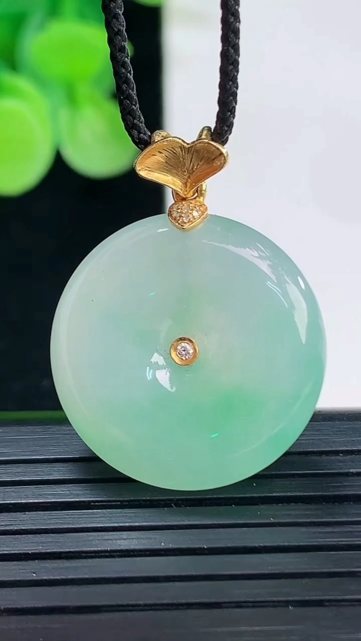 天然A货翡翠平安扣吊坠尺寸22.2-5.2重量:6.55g
4月7日