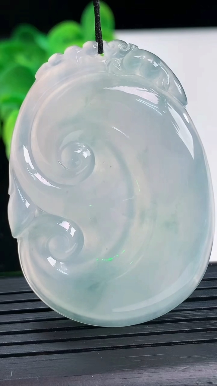 天然A货翡翠飘花如意吊坠尺寸53.7-38.8-5.7重量:23.25g
4月7日