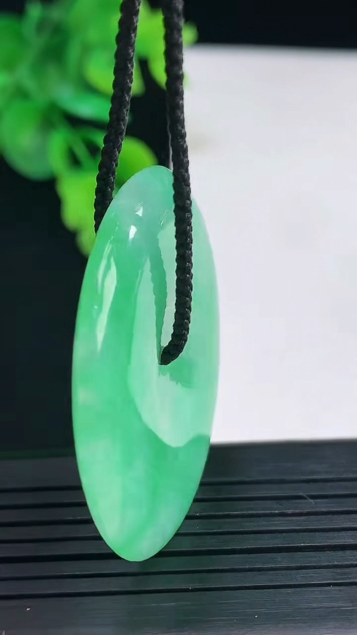 天然A货翡翠平安扣吊坠尺寸41.6-5.7重量:21.77g
4月7日