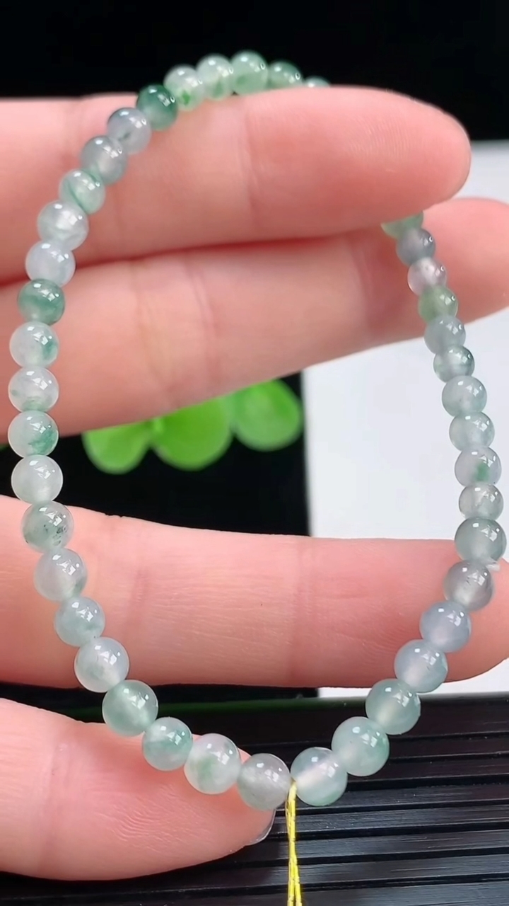 天然A货翡翠飘花小米珠手串尺寸4-44颗重量:5.46g4月7日
工厂直销收藏佳品,种好水足，色泽均