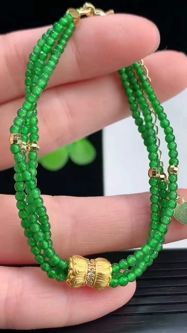 天然A货翡翠三排小米珠手串尺寸2.2重量:6.65g4月7日
工厂直销收藏佳品,种好水足，色泽均匀，有种有色，上手高大气！