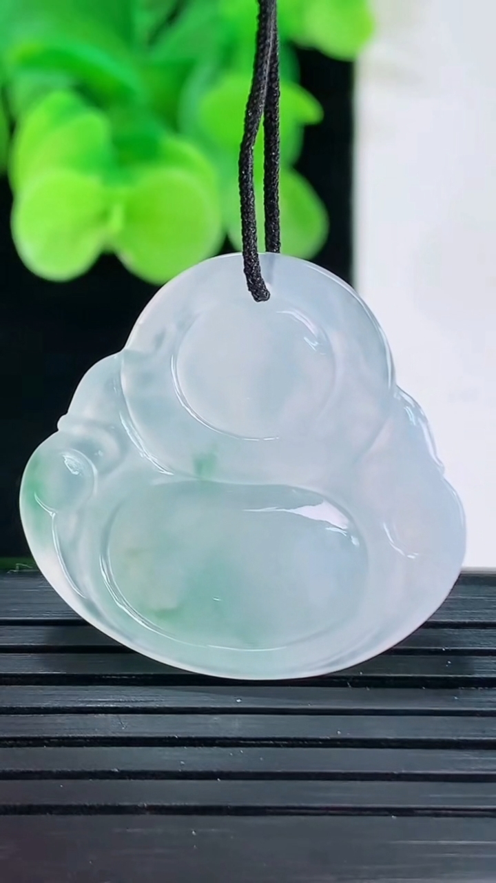 天然A货翡翠冰种飘花佛公吊坠尺寸27.6-29-5.5重量:6.74g
4月7日