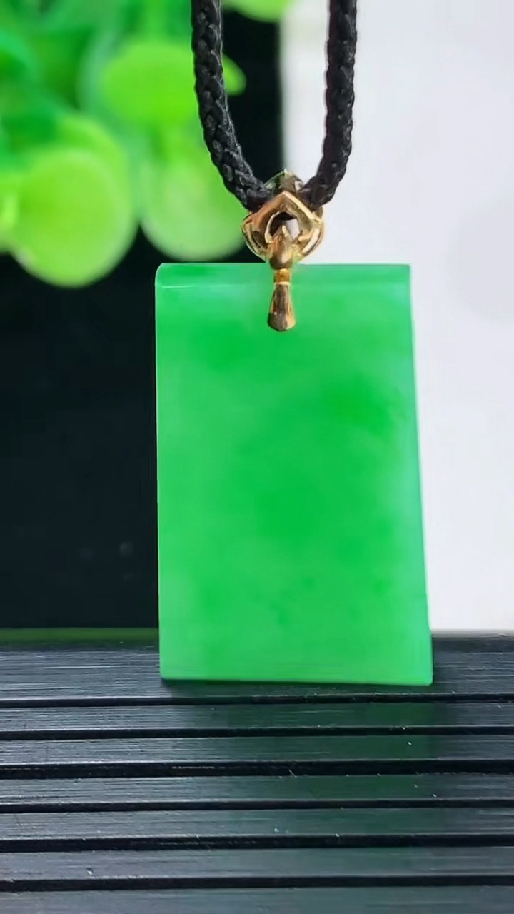 天然A货翡翠无事牌吊坠尺寸25.2-15.8-3.3重量:4.39g
4月7日