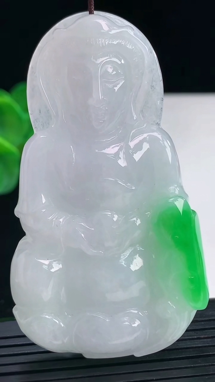 天然A货翡翠观音菩萨吊坠尺寸72.1-40.3-9.6重量:45.09g
4月7日