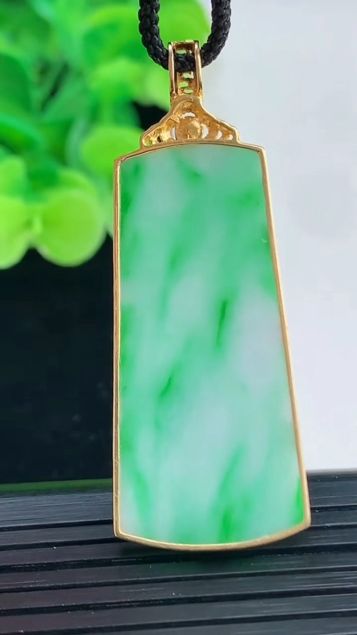 天然A货翡翠无事牌吊坠尺寸49.8-18.6-3.2重量:7.29g
4月7日