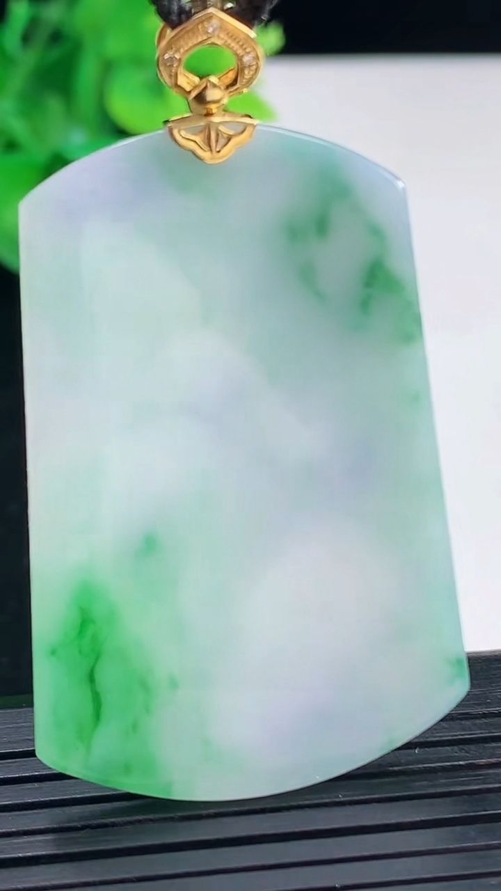 天然A货翡翠无事牌吊坠尺寸48.8-31.7-2.6重量:13.13g
4月7日