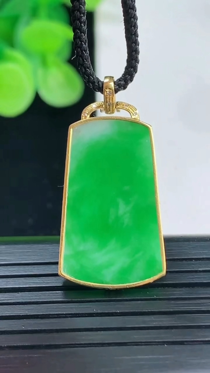 天然A货翡翠无事牌吊坠尺寸27.6-15.2-2.9重量:3.51g
4月7日