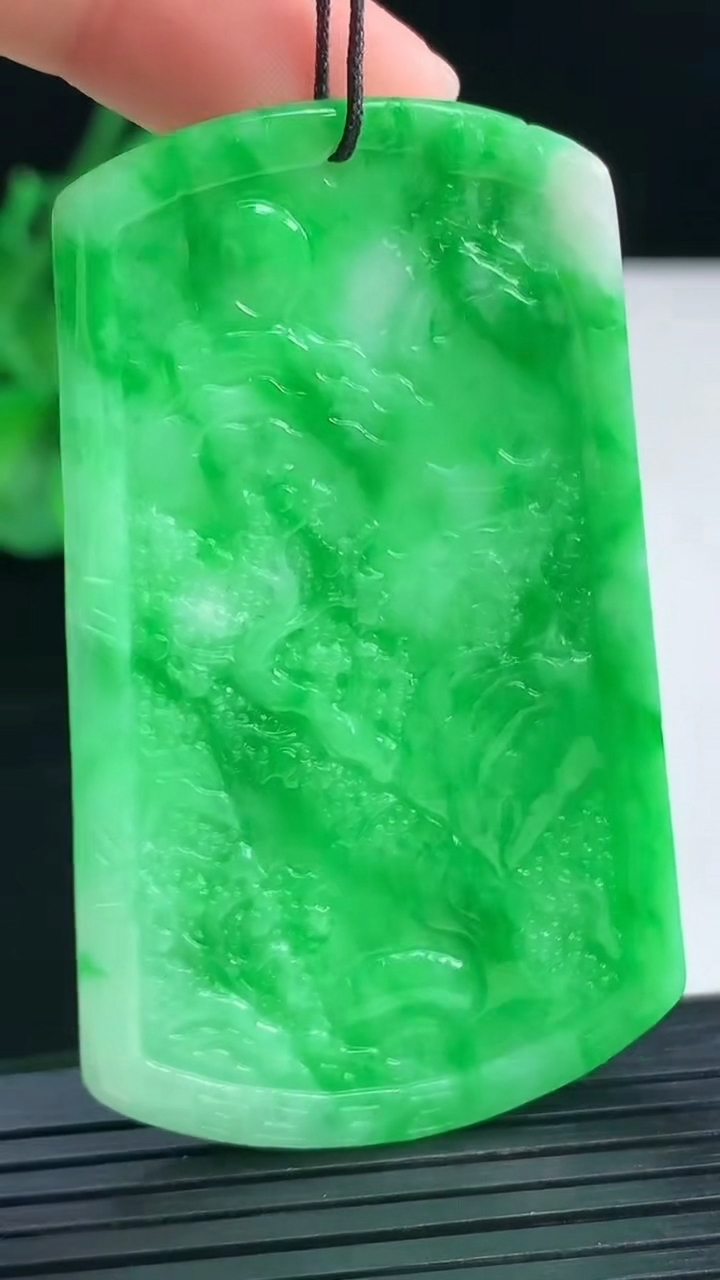 天然A货翡翠山水牌吊坠尺寸60.8-36.7-4.2重量:22.22g
4月7日