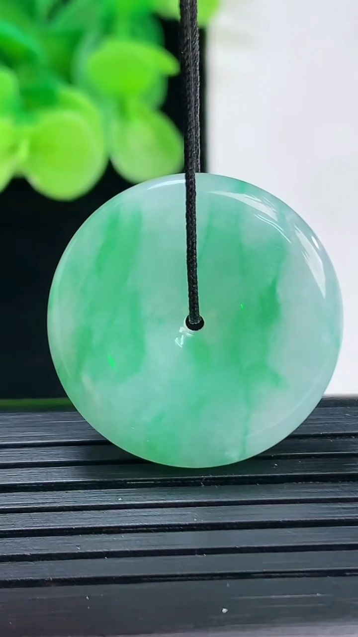 天然A货翡翠平安扣吊坠尺寸25.7-5重量:7.84g
4月7日