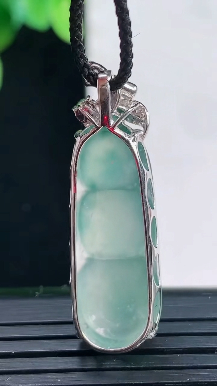 天然A货翡翠种飘花福豆吊坠尺寸35.4-14.4-7.7重量:4.50g
4月7日