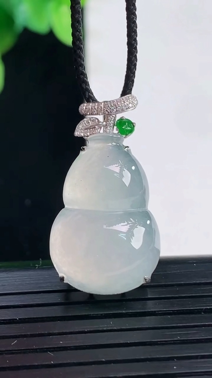 天然A货翡翠种白冰葫芦吊坠尺寸28.5-23.2-15.7-9.8重量:4.67g
4月7日