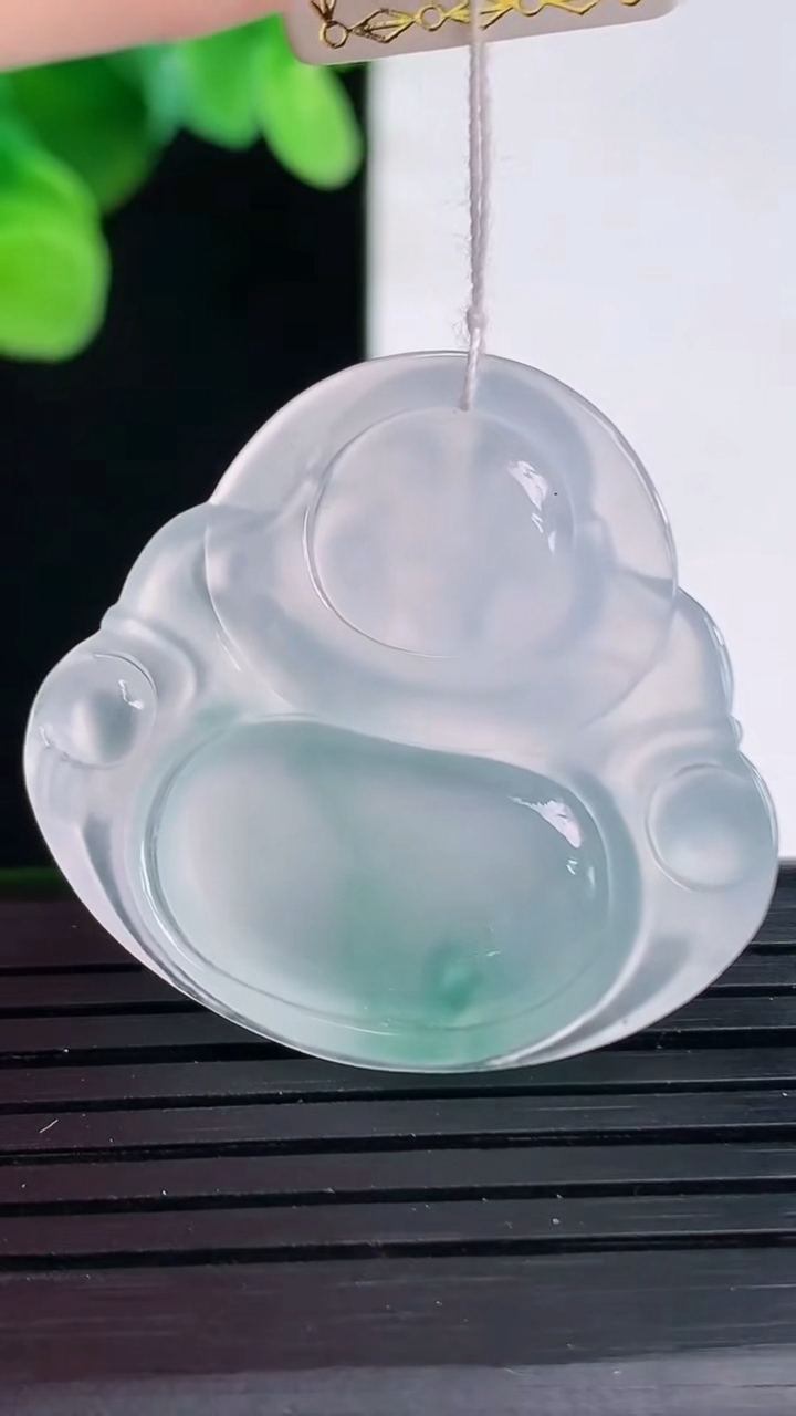 天然A货翡翠种飘花佛公吊坠尺寸31.5-33.9-5.9重量:9.72g
4月7日