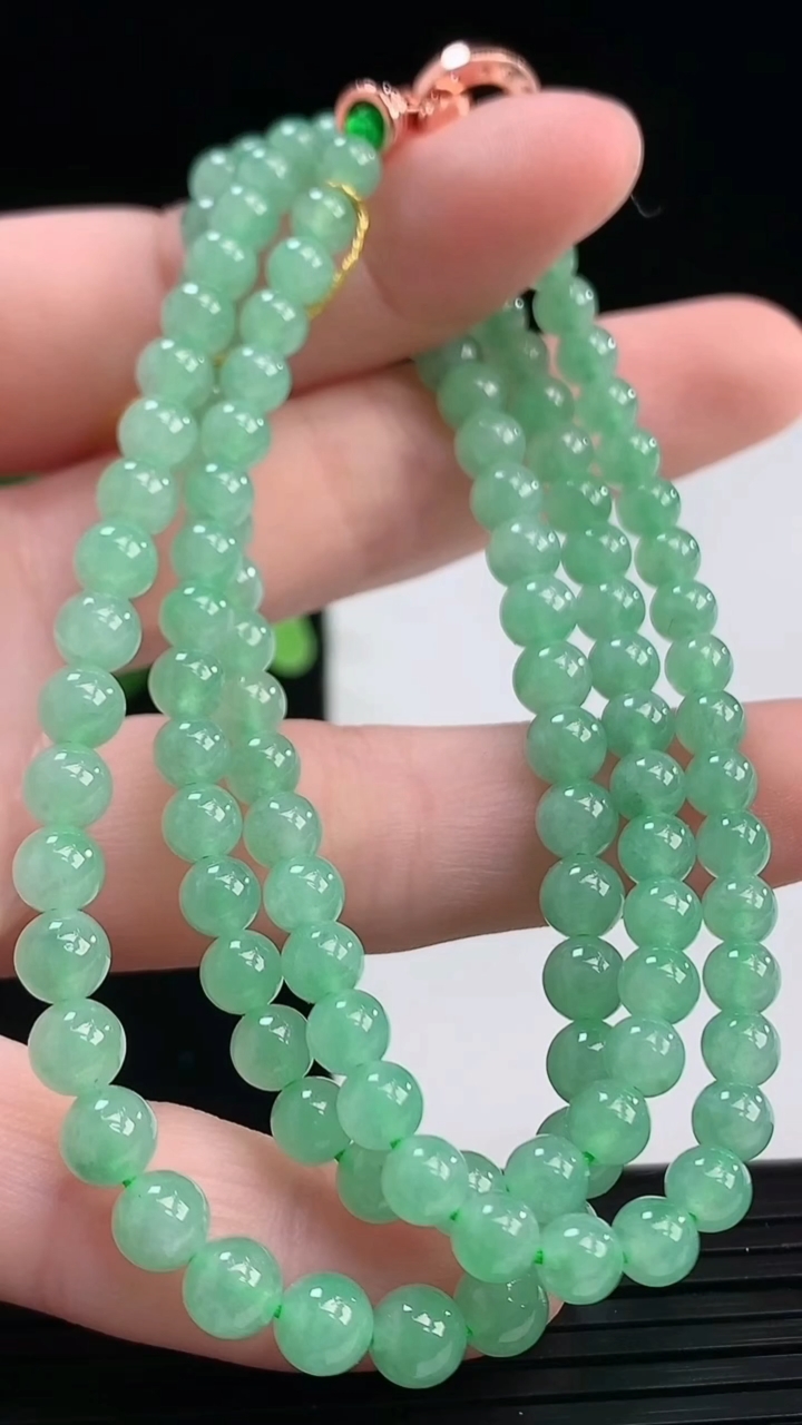 天然A货翡翠圆珠项链尺寸4.3-115颗重量:25.18g
4月7日