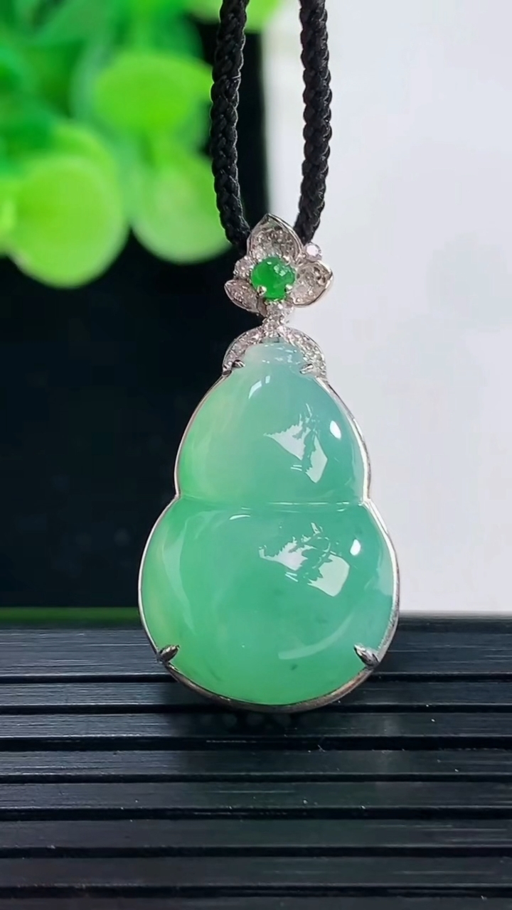 天然A货翡翠葫芦吊坠尺寸29.6-21-15.5-10重量:4.52g
4月7日