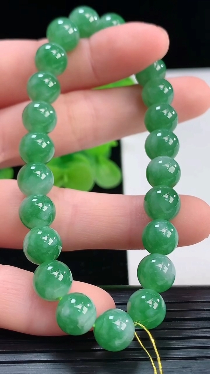 天然A货翡翠圆珠手串尺寸8.1-23颗重量:24.32g4月7日
工厂直销收藏佳品,种好水足，色泽均