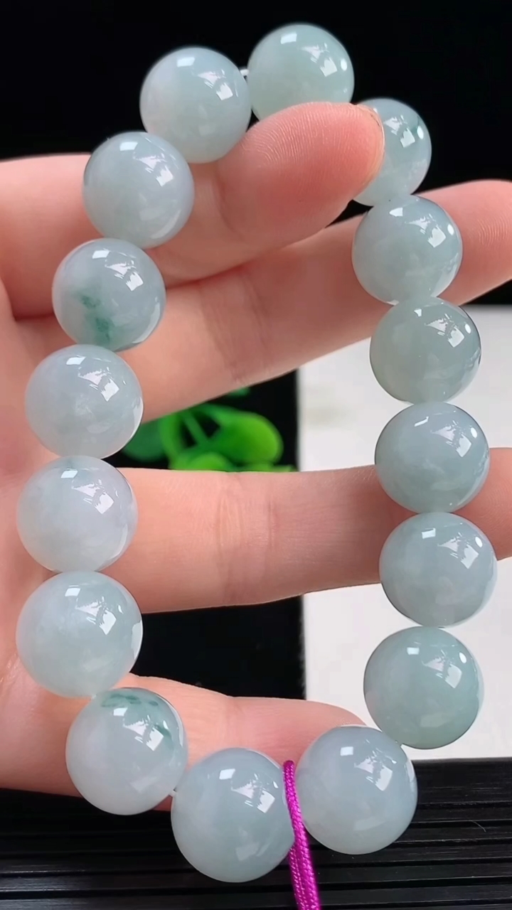 天然A货翡翠飘花圆珠手串尺寸12.3-16颗重量:52.06g4月7日
工厂直销收藏佳品,种好水足，