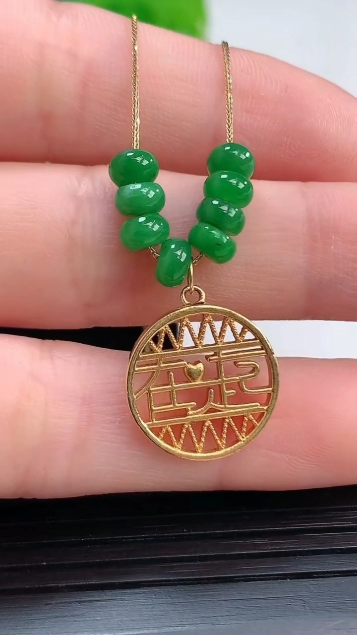 天然A货翡翠算盘珠吊坠尺寸4.5-2.3重量:1.91g
4月7日