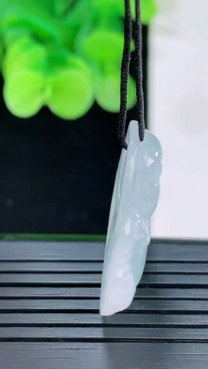 天然A货翡翠冰种飘花佛公吊坠尺寸27.6-29-5.5重量:6.74g
4月7日