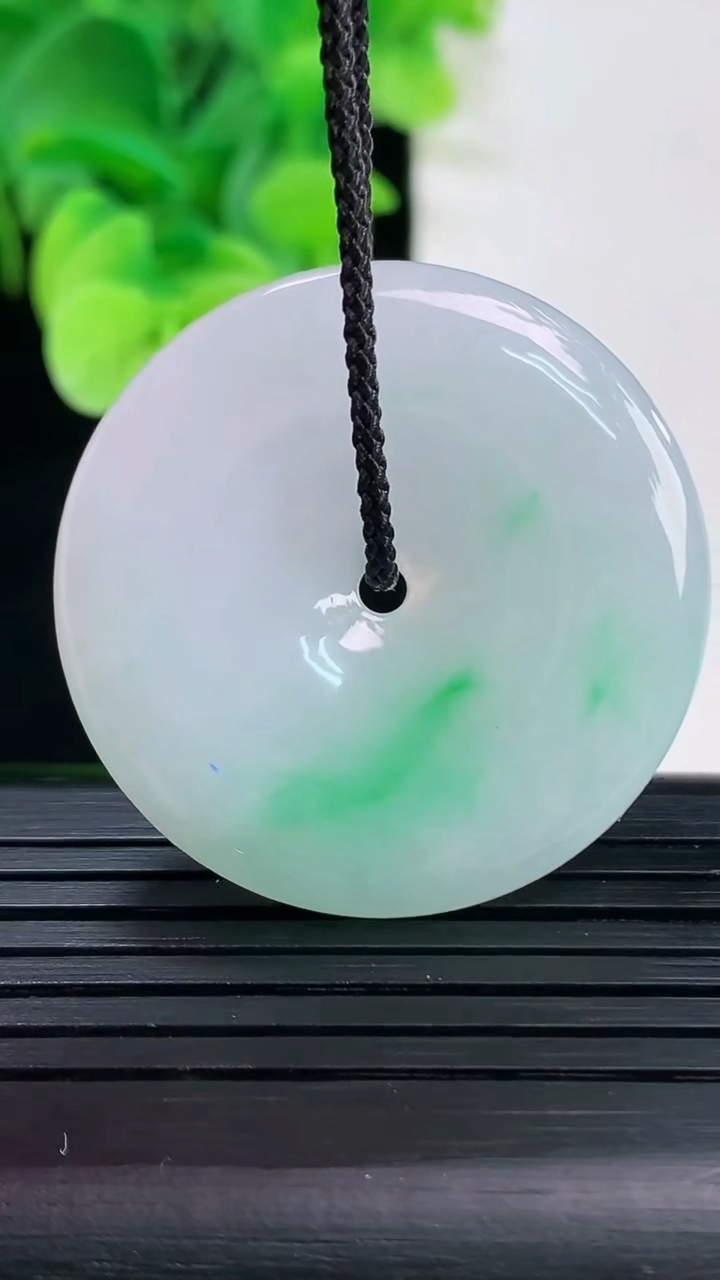 天然A货翡翠平安扣吊坠尺寸34.6-5.3重量:14.00g
4月7日