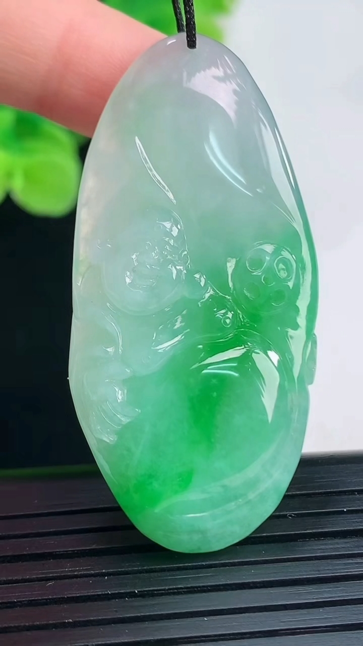 天然A货翡翠逍遥佛吊坠尺寸49.9-23.5-8.2重量:17.60g
4月7日