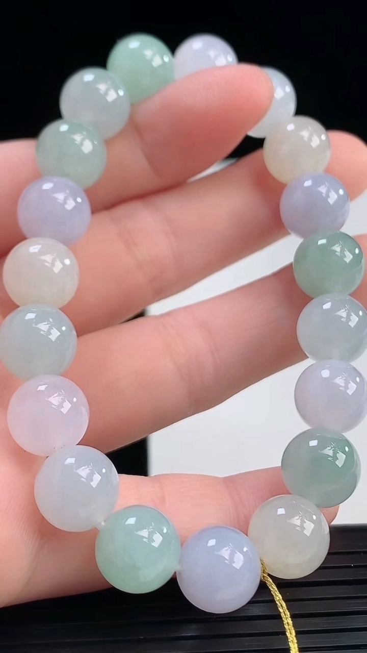 天然A货翡翠三彩圆珠手串尺寸9.7-19颗重量:32.52g4月7日
工厂直销收藏佳品,种好水足，色泽均匀，有种有色，上手高大气！