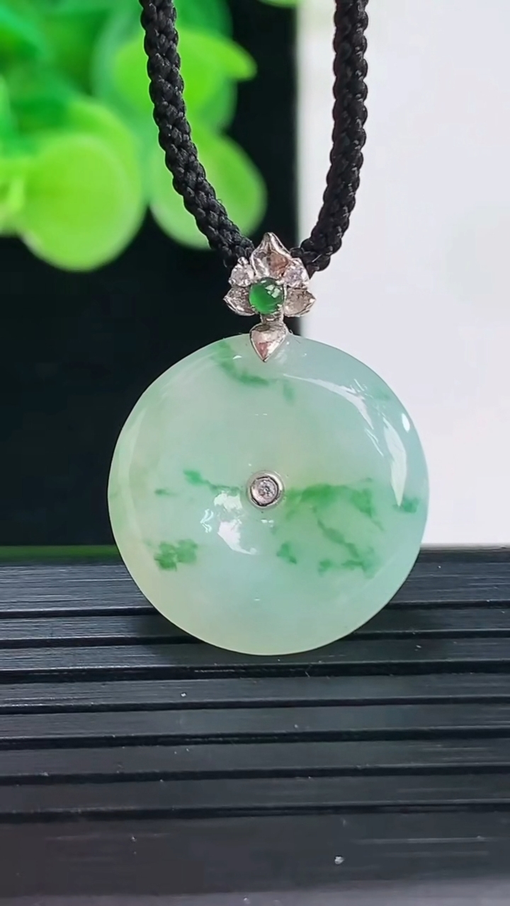 天然A货翡翠18K金飘花平安扣吊坠尺寸18.9-4.5重量:3.49g
4月7日