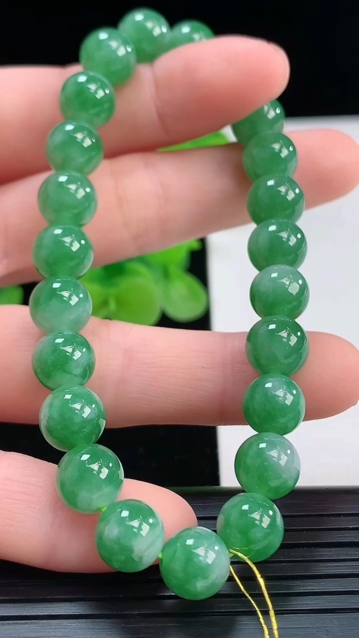 天然A货翡翠圆珠手串尺寸8.1-23颗重量:24.32g4月7日
工厂直销收藏佳品,种好水足，色泽均