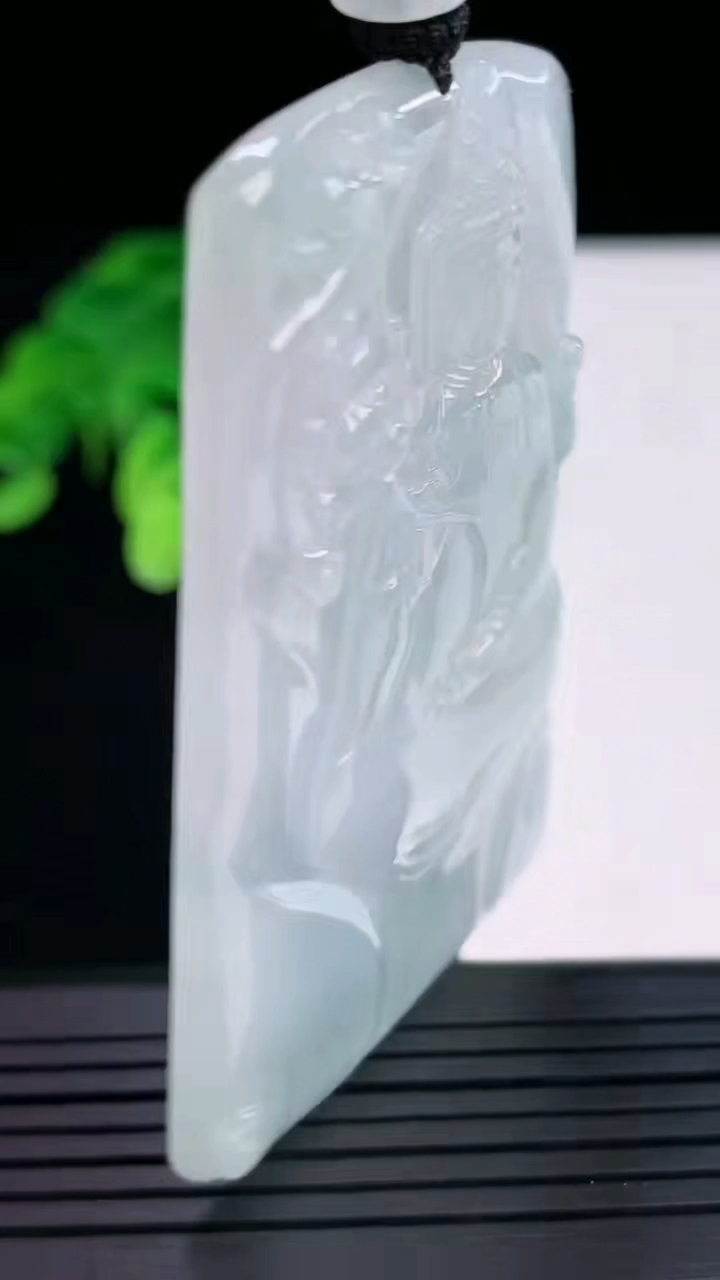 天然A货翡翠大势至菩萨吊坠尺寸666-42.3-5.3重量:39.26g
4月7日