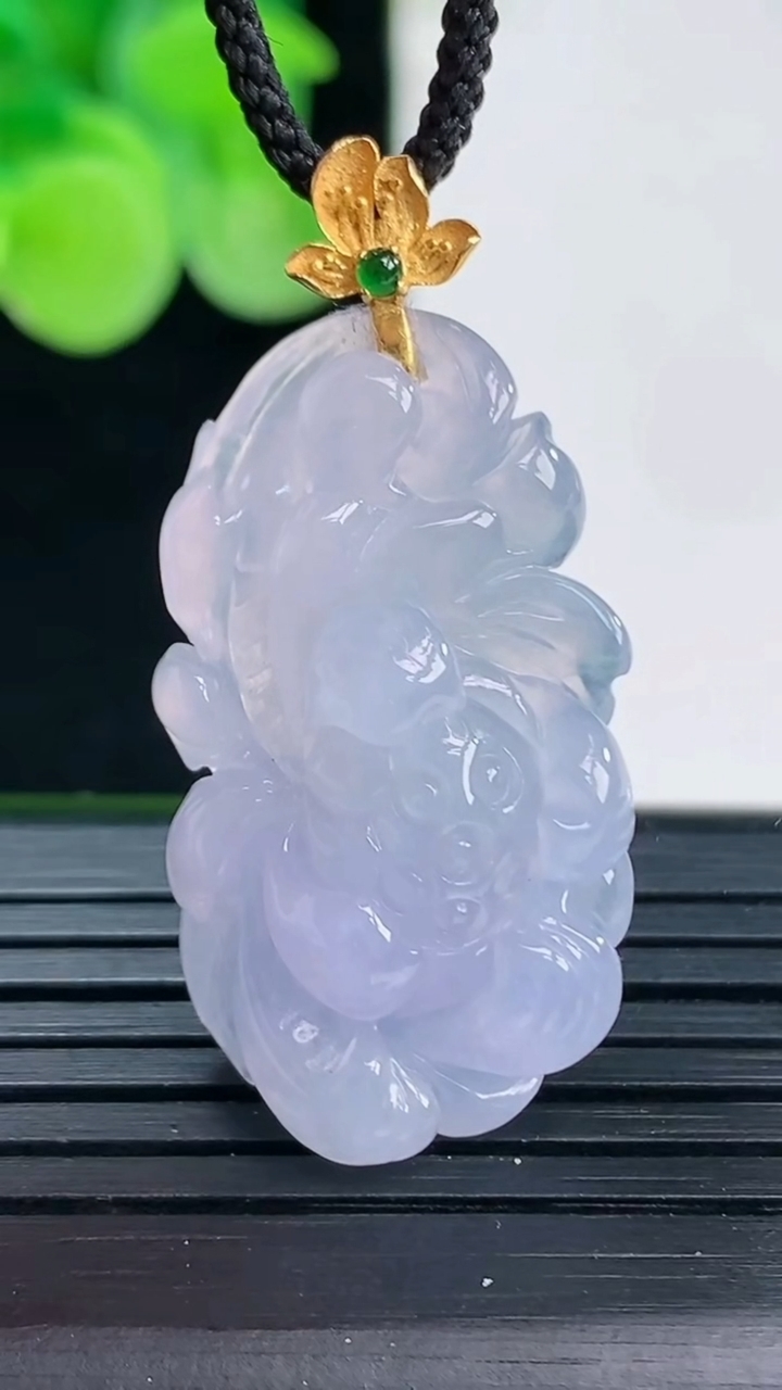 天然A货翡翠18K金紫罗兰和和美美 荷花吊坠尺寸36.8-17.7-7.8重量:5.83g
4月7日