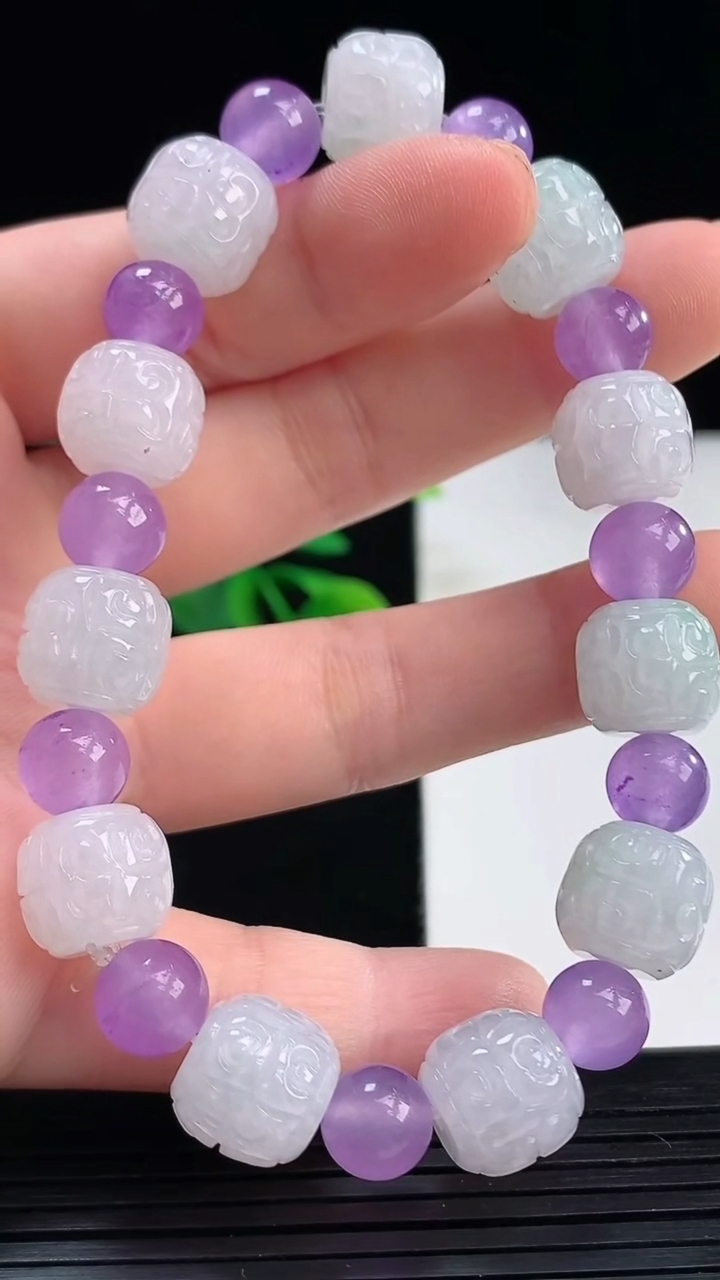 天然A货翡翠雕花路路通手串尺寸11-10.3重量:35.86g4月7日
工厂直销收藏佳品,种好水足，色泽均匀，有种有色，上手高大气！