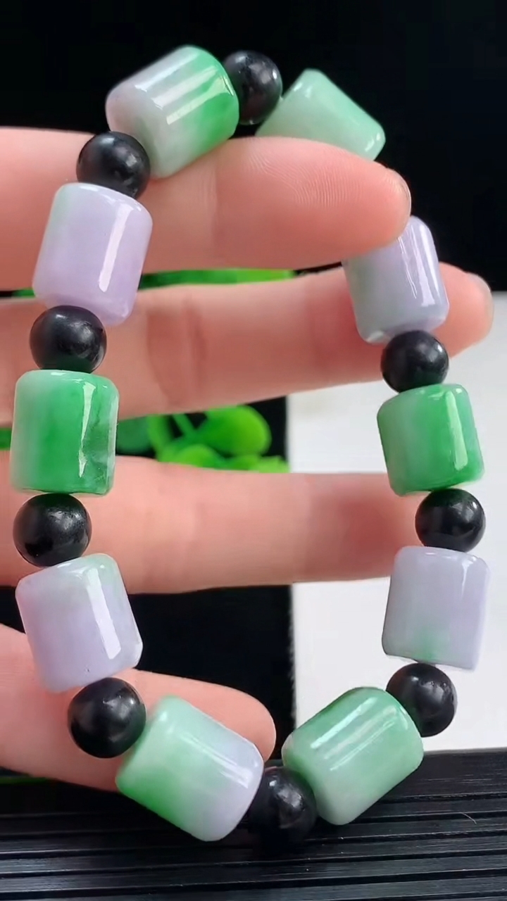 天然A货翡翠春带彩紫罗兰路路通手串尺寸10.8-10.4重量:35.79g4月7日
工厂直销收藏佳品,种好水足，色泽均匀，有种有色，上手高大气！