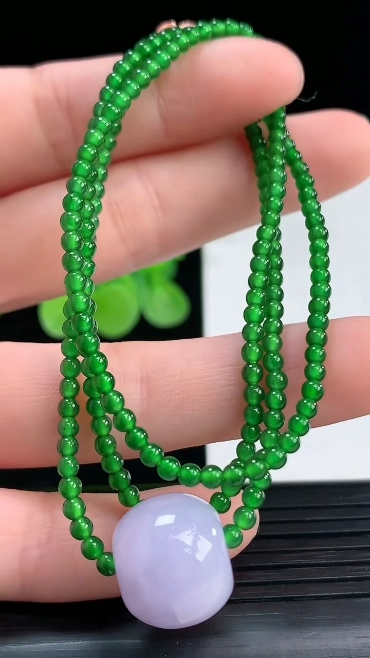 天然A货翡翠小米珠项链尺寸12.4-14.5-2.7重量:12.75g4月7日
工厂直销收藏佳品,种好水足，色泽均匀，有种有色，上手高大气！