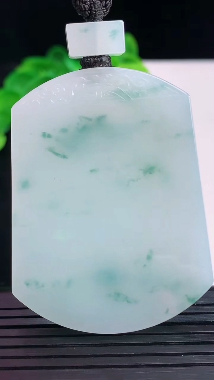 天然A货翡翠飘花仿古无事牌吊坠尺寸54.2-41.4-5.8重量:43.48g
4月7日