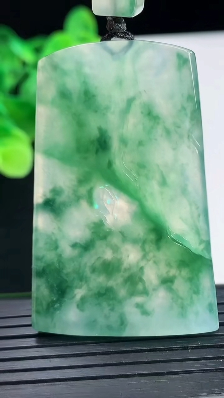 天然A货翡翠种飘花山水牌吊坠尺寸52.7-34.1-4.6重量:23.76g
4月7日