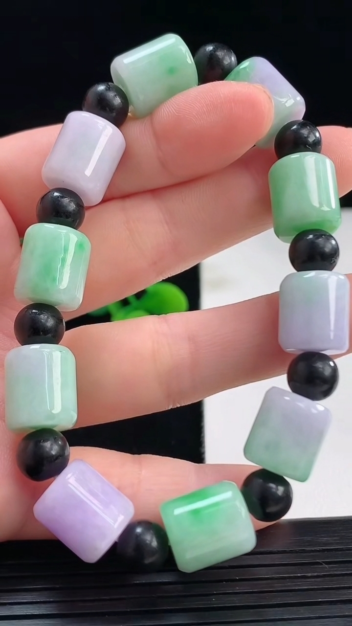 天然A货翡翠春带彩紫罗兰路路通手串尺寸12-10.6重量:36.12g4月7日
工厂直销收藏佳品,种好水足，色泽均匀，有种有色，上手高大气！