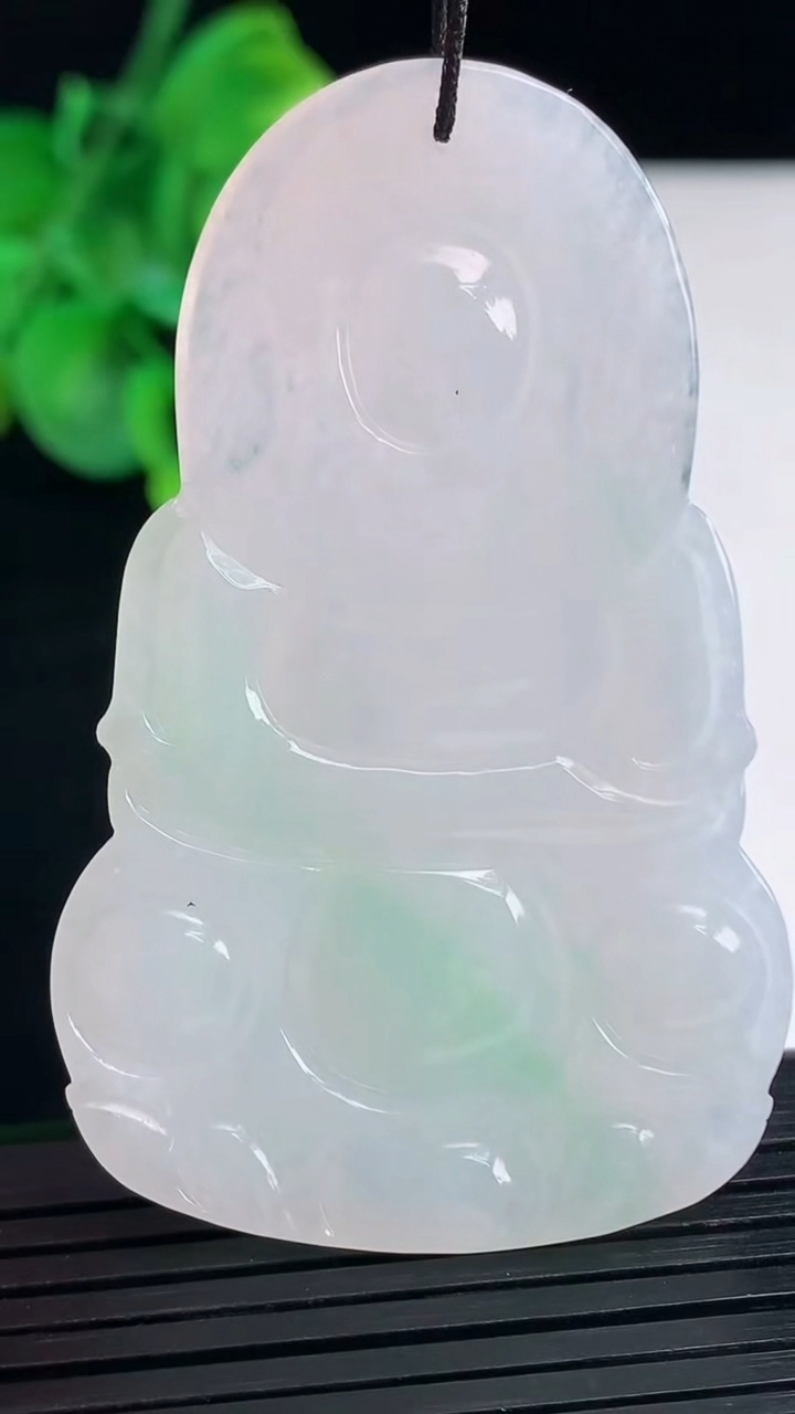 天然A货翡翠观音菩萨吊坠尺寸59.6-37.3-5.7重量:23.01g
4月7日