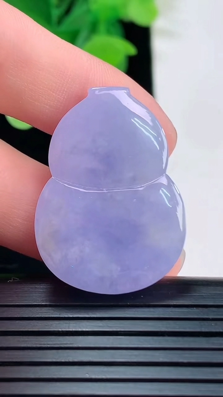 天然A货翡翠紫罗兰葫芦镶嵌件尺寸30.7-22-9.5重量:11.39g
4月7日