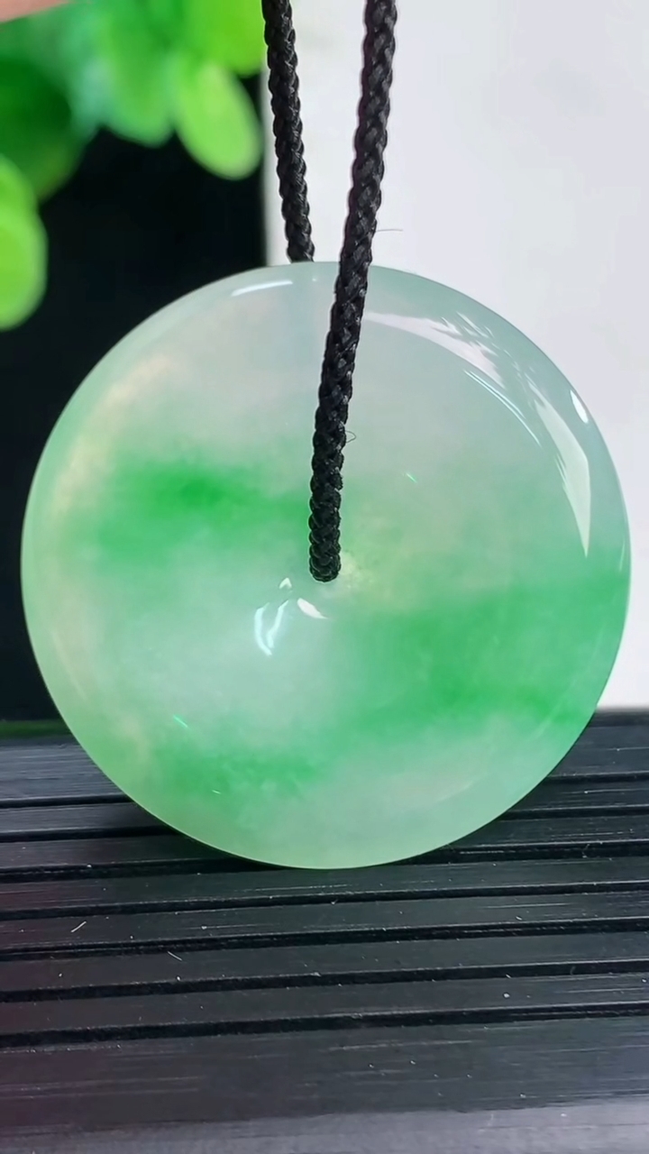 天然A货翡翠平安扣吊坠尺寸31.9-5.4重量:11.41g
4月7日