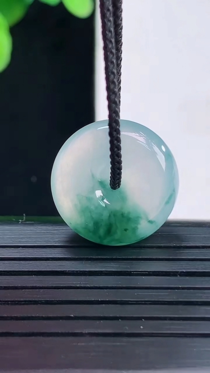 天然A货翡翠冰种飘花平安扣吊坠尺寸18.6-5.5重量:4.14g
4月7日