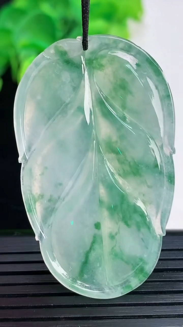 天然A货翡翠种飘花金枝玉叶 叶子吊坠尺寸48.1-28.4-5.2重量:14.30g
4月7日