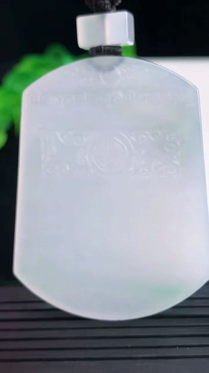 天然A货翡翠仿古无事牌吊坠尺寸55-42.6-5.2重量:41.38g
4月7日